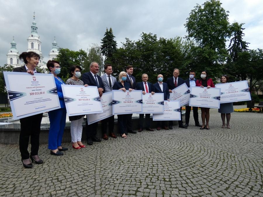 Wojewoda rozdawał czeki na budowę dróg w powiecie radomszczańskim
