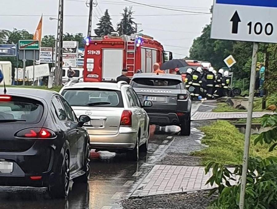 Nietrzeźwy 26-latek wjechał do rowu i doprowadził do dachowania