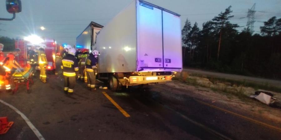 Kierowca iveco nie zauważył, że jest czerwone. Uderzył w tył ciężarówki