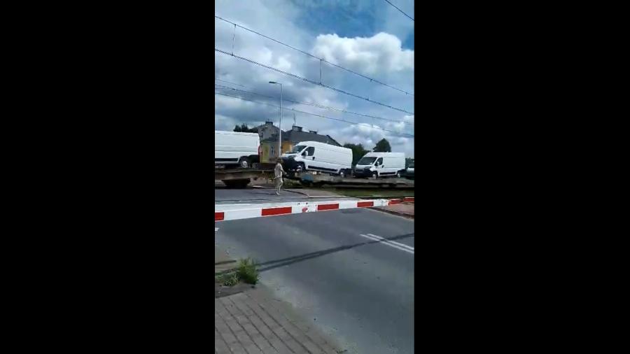 [FILM] Mężczyzna wchodzi na przejazd kolejowy, obok niego przejeżdża pociąg
