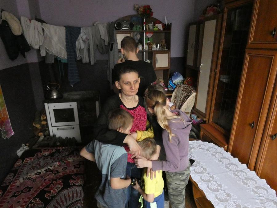 Sąd wstrzymał wykonanie decyzji o odebraniu 11 dzieci pani Magdzie z Wierzbicy