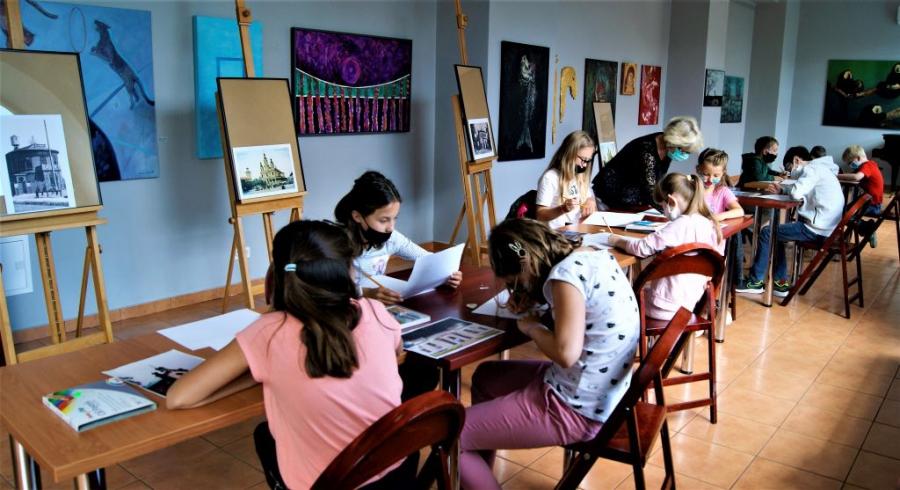 W muzeum dzieci się nie nudzą: poznają zabytki, malują i rzeźbią