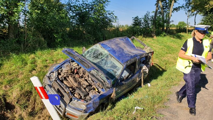 [ZDJĘCIA] Wypadek na DK42 za Ładzicami. Toyota dachowała