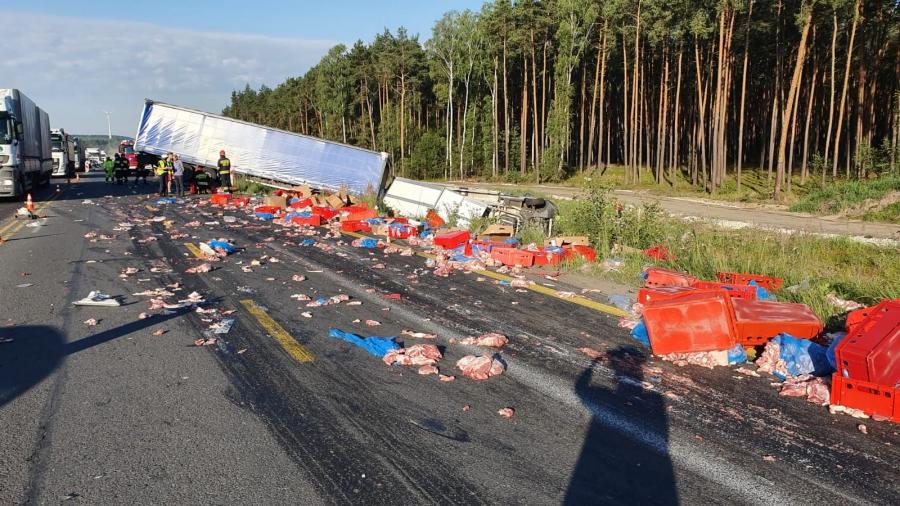 [Zdjęcia] DK-1 zablokowana. TIR uderzył w busa. Ranny kierowca