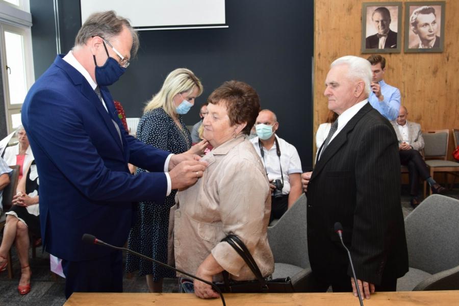 W Urzędzie Miasta wręczono medale za długoletnie pożycie małżeńskie
