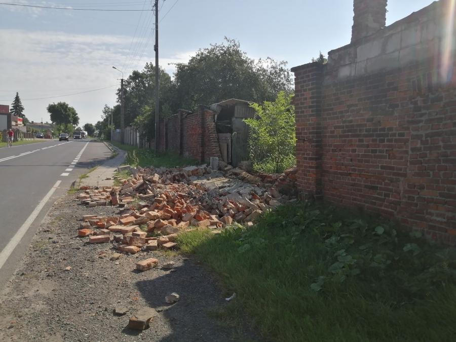 [ZDJĘCIA] W nocy runął duży fragment muru na Cmentarzu Żydowskim