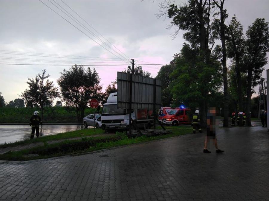 Ciężarówka uderzyła w samochód osobowy, którym podróżowała rodzina