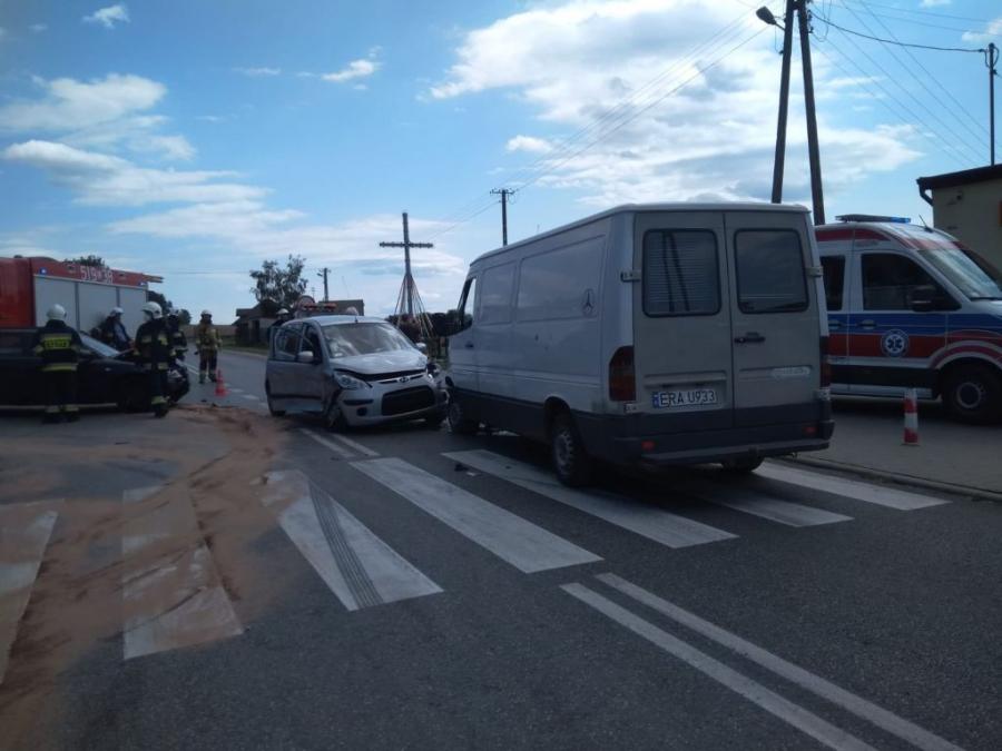 Kierowca audi spowodował wypadek i uciekł. Pieszo. Szuka go policja