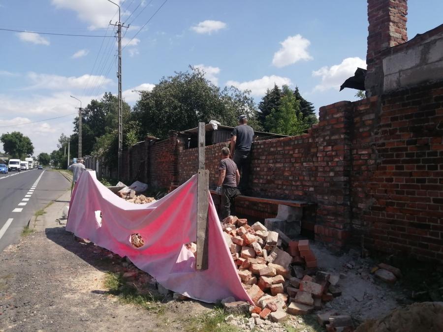 [ZDJĘCIA] Trwa odbudowa muru na Cmentarzu Żydowskim