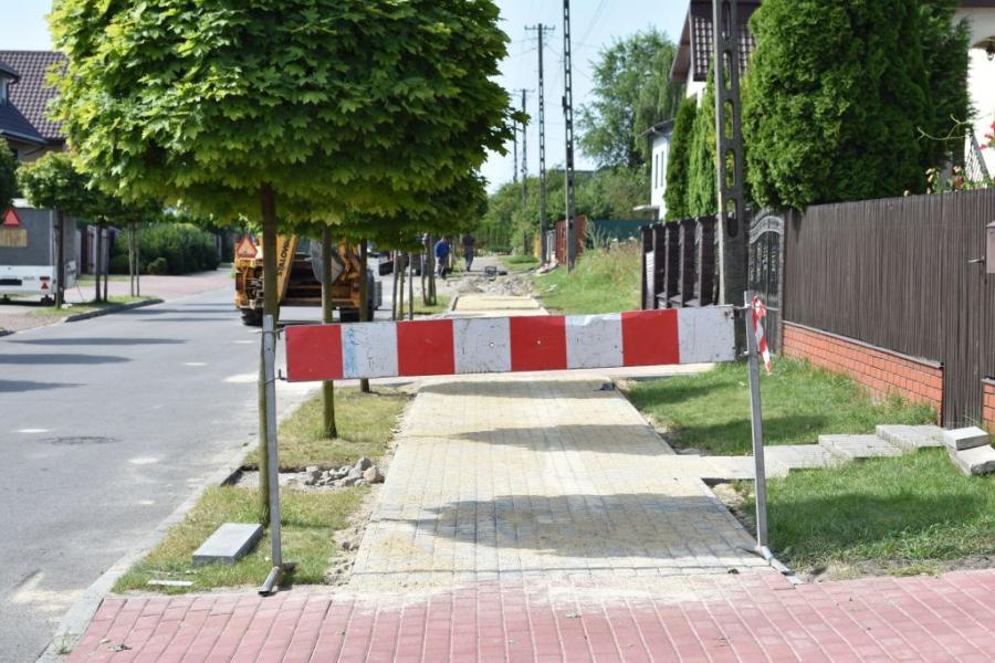 Kamieńsk: nowy chodnik na Sucharskiego i oświetlenie w Gorzędowie