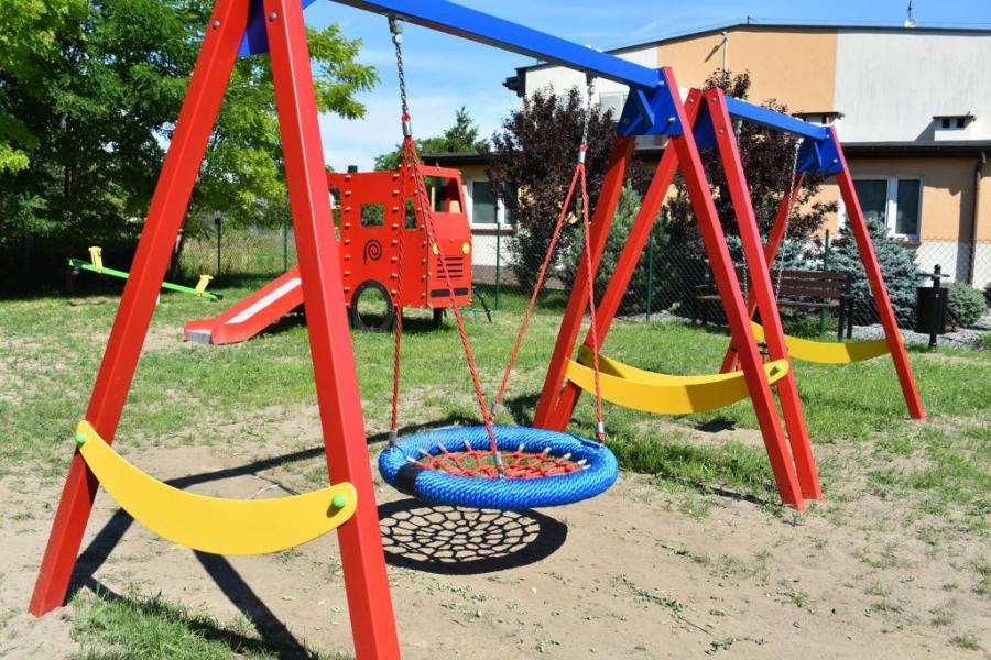 Przebudowa kolejnego placu zabaw w Kamieńsku zakończona