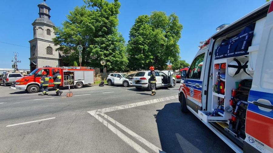 [ZDJĘCIA] Czołowe zderzenie dwóch pojazdów. Podróżowało nimi dwoje dzieci