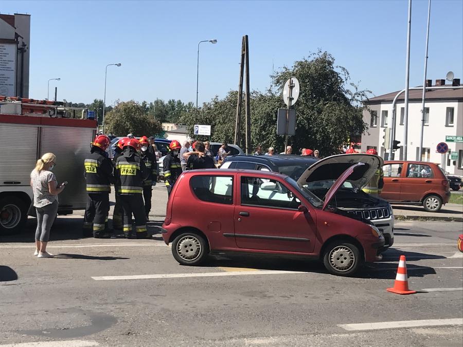 [Wideo] Stłuczka czterech samochodów na skrzyżowaniu Tysiąclecia i Piastowskiej