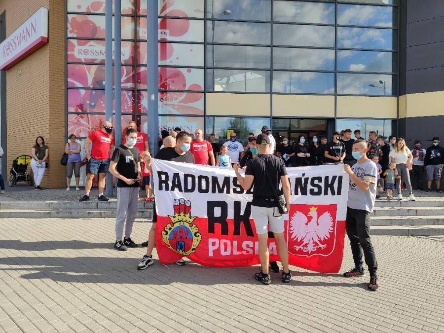 [WIDEO] Kotwica ze zniczy i race w 76. rocznicę wybuchu Powstania Warszawskiego