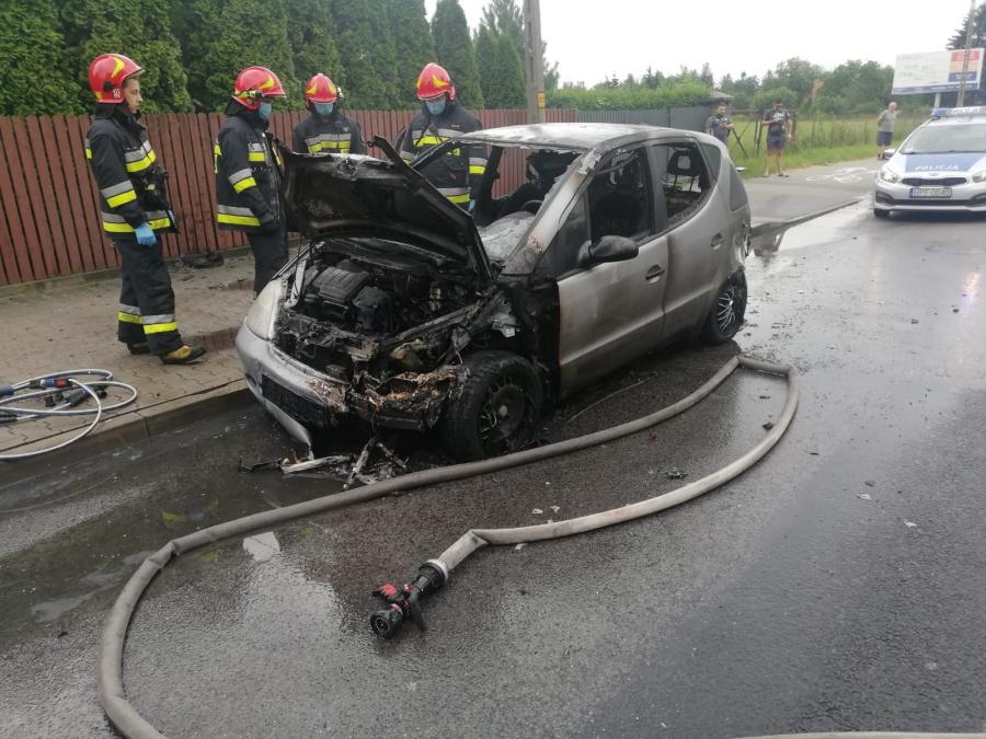 Na Przedborskiej spłonął samochód. Strażacy ustalają przyczynę pożaru