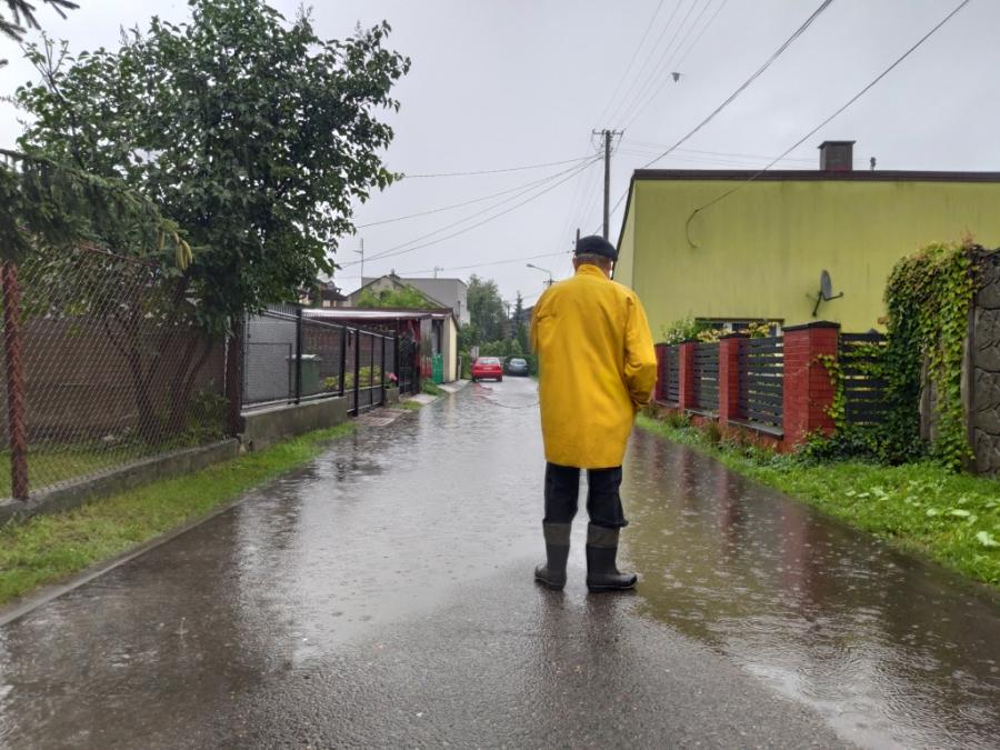 [WIDEO] Dzisiaj ma padać do 17. Intensywnie. Można się spodziewać problemów