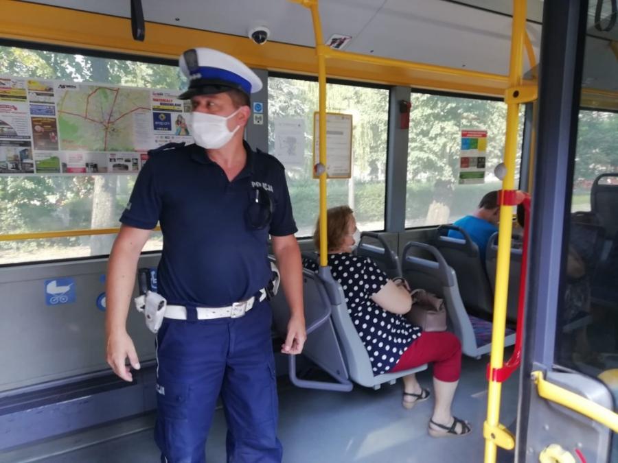 Policjanci sprawdzają czy nosimy maseczki. 16 pouczeń i jeden wniosek do sądu