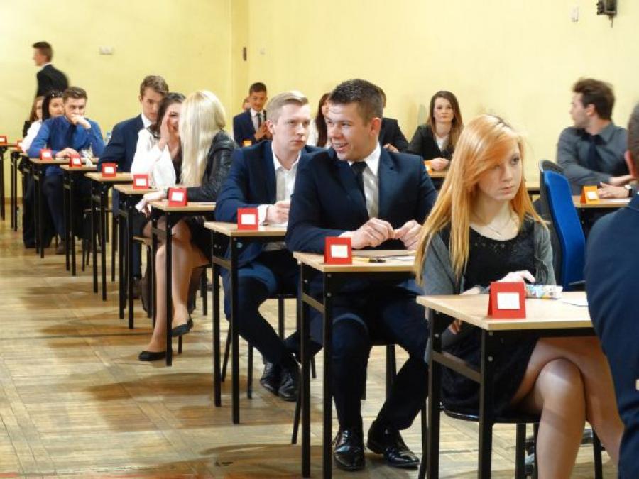 Dzisiaj maturzyści dowiadują się jak poszedł im egzamin. I odbierają świadectwa