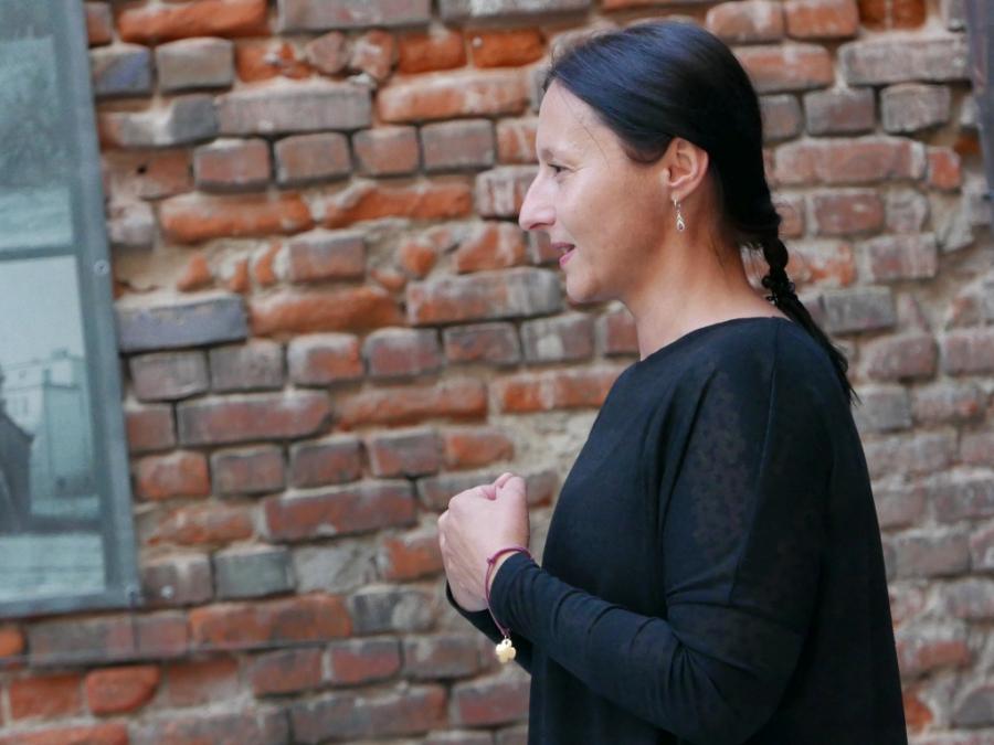 [ZDJĘCIA] Joga z Anetą Wtorkowską na dziedzińcu muzeum. Na początek