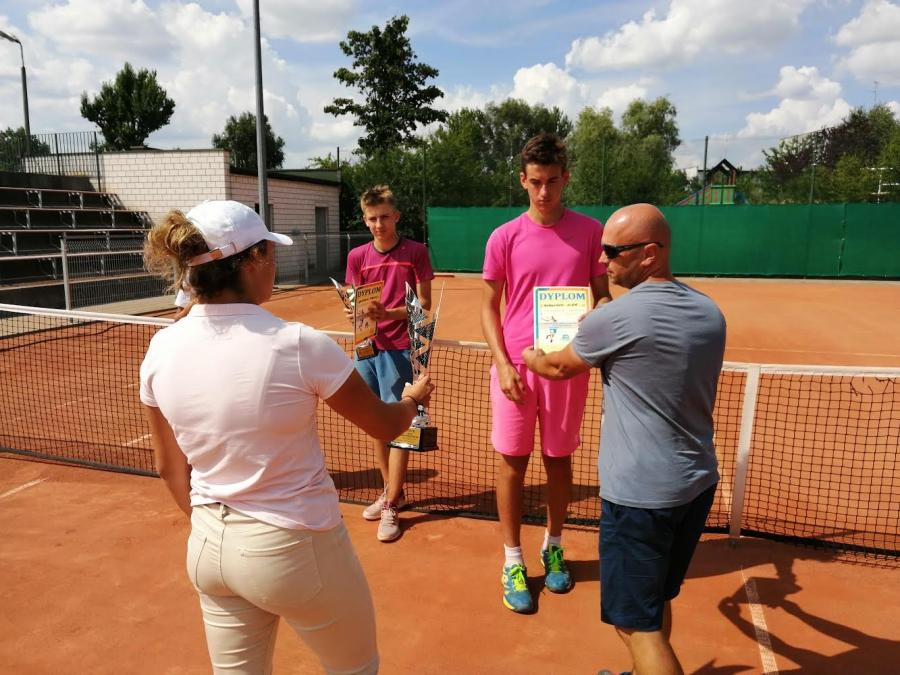 W weekend ponownie grali w tenisa ziemnego na kortach MOSiR-u