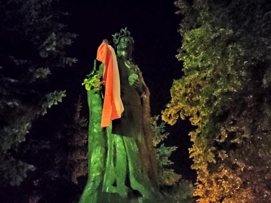 Na pomniku św. Jadwigi zawisła biało-czerwona flaga. To akcja Nowej Lewicy