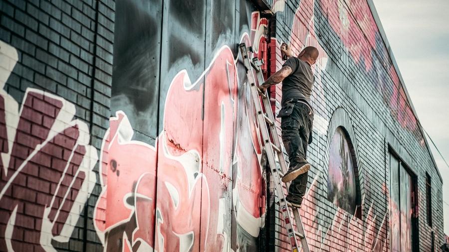 Graffiti z bezpieczeństwem na drodze. Na ścianie MOSiR-u