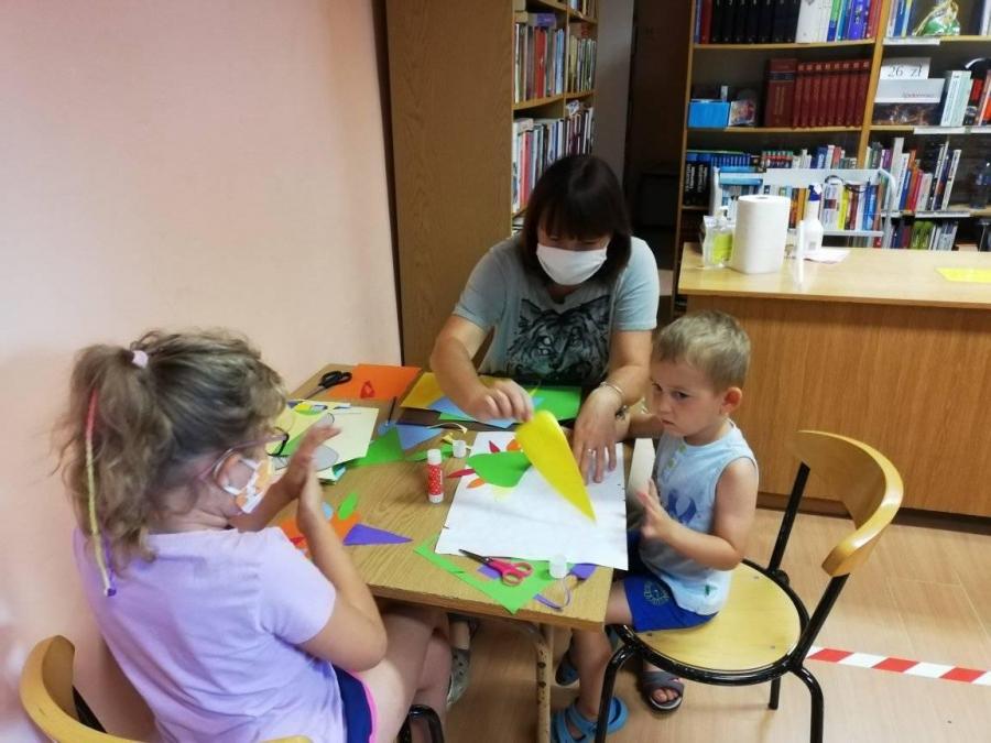 Wakacyjne zajęcia w bibliotece przy Brzeźnickiej