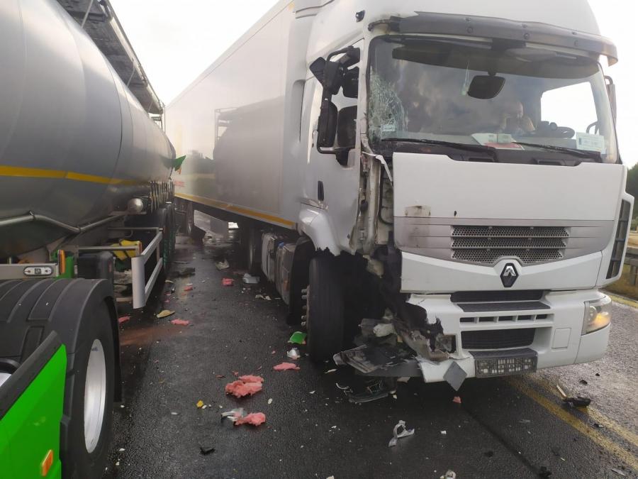 Kierowca ciężarowego renault jechał zbyt szybko. Zabrakło miejsca na hamowanie