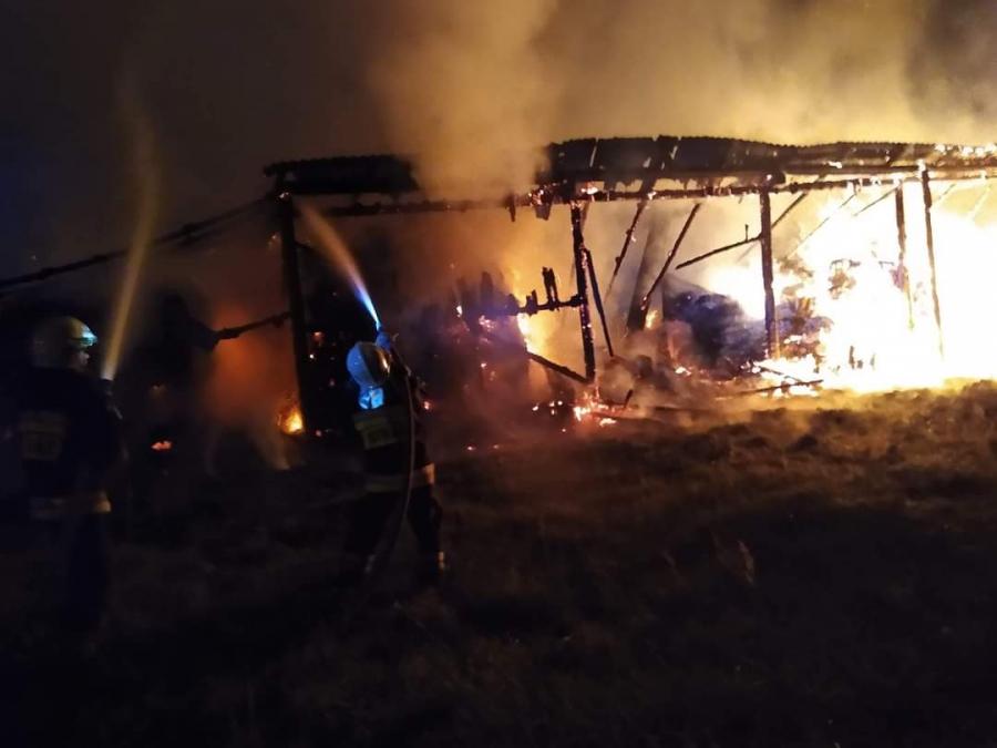 Pożar stodoły we Włynicach. Akcja gaśnicza trwała ponad 5 godzin
