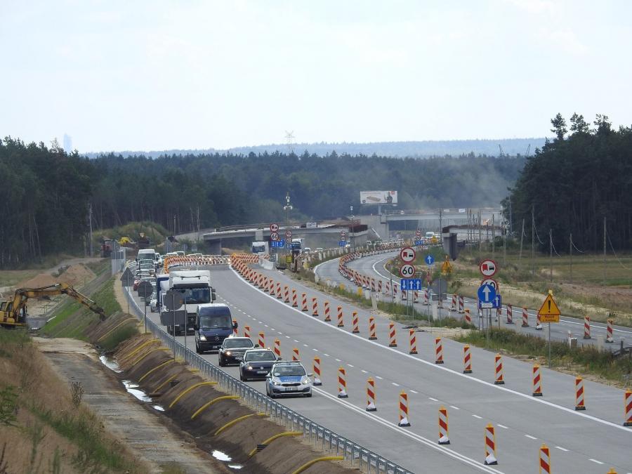 Nowa, betonowa nawierzchnia jezdni autostrady A1