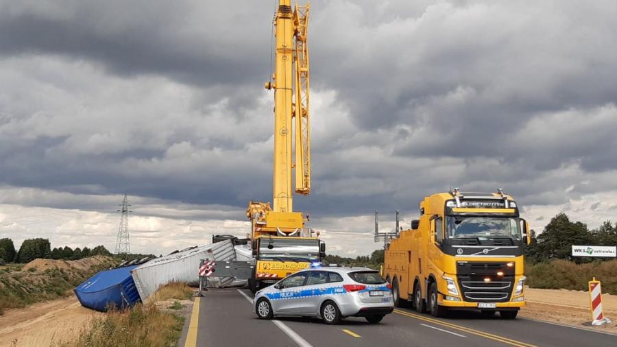 TIR, który zablokował Gierkówkę pod Kamieńskiem, w końcu uprzątnięty