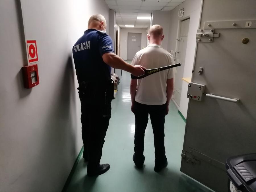 31-latek ukradł biżuterię, którą sprzedał w lombardach. W jednym zostawił swój dowód
