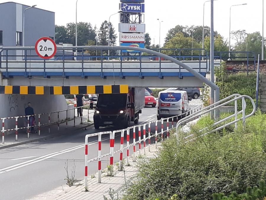 - Najpierw słychać uderzenie w blachę, potem zgrzyt - mówi pan Dariusz