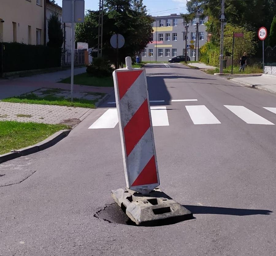 Zapadła się jezdnia, na naprawę trzeba trochę poczekać. A na razie ostrożnie