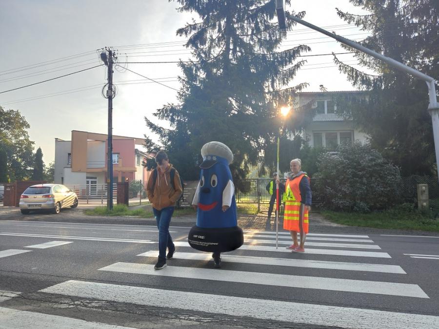 Przeprowadzali przez przejście: wspólna akcja miasta, policji i szkoły Elcar