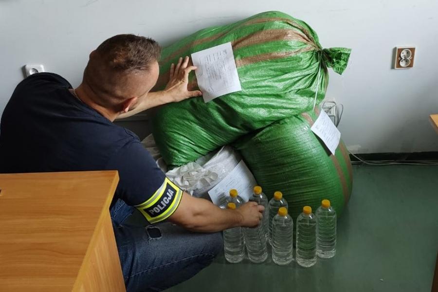 8 litrów alkoholu, 53 kg krajanki i samoróbka u 59-letniego radomszczanina
