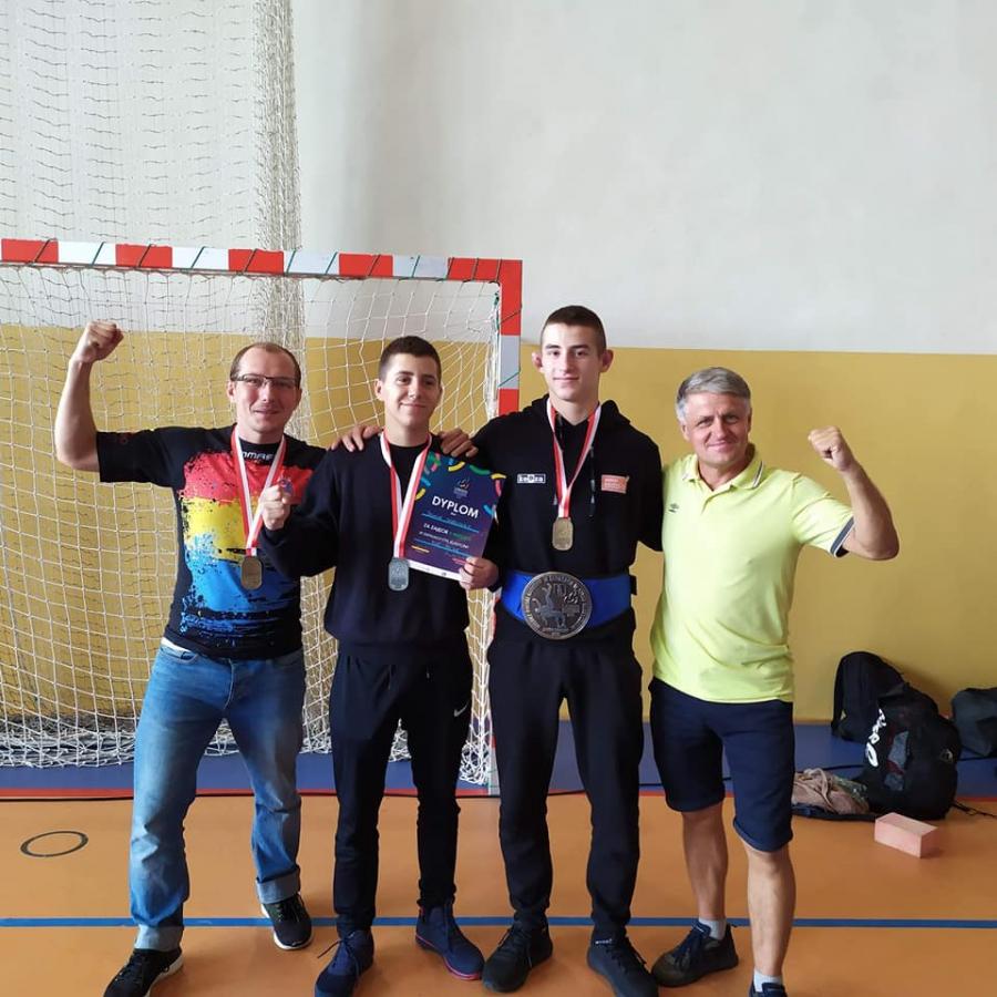 Filip Loch mistrzem, Dawid Stefaniak wicemistrzem Polski kadetów w zapasach