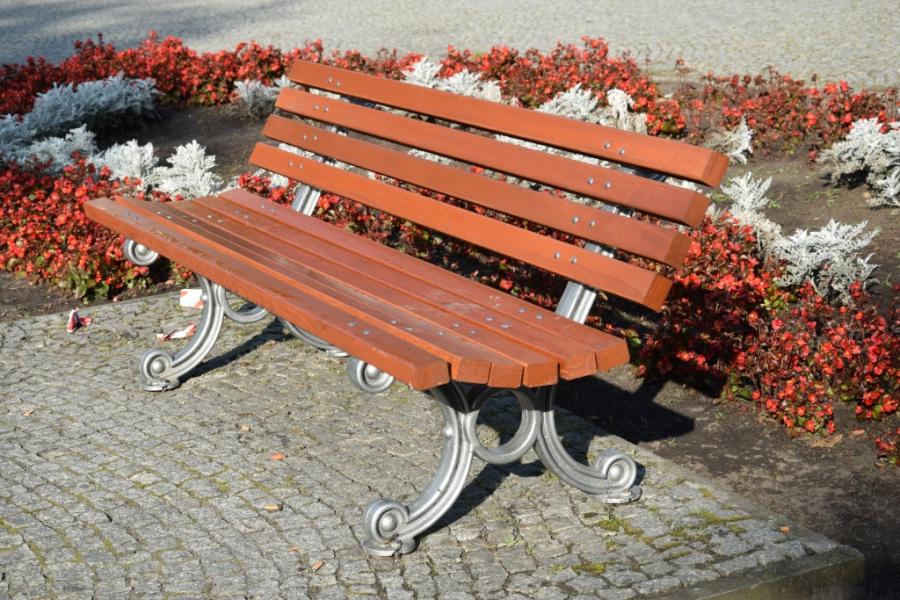 Wreszcie będzie można przysiąść. Odnowione ławki na placu 3 Maja