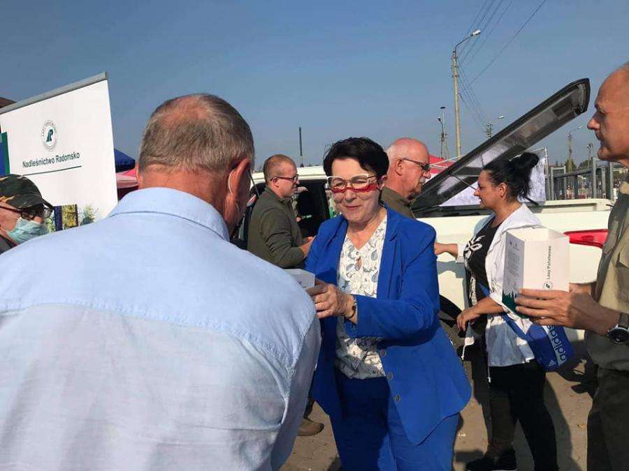Poseł Anna Milczanowska rozdawała drzewka z autografem pary prezydenckiej