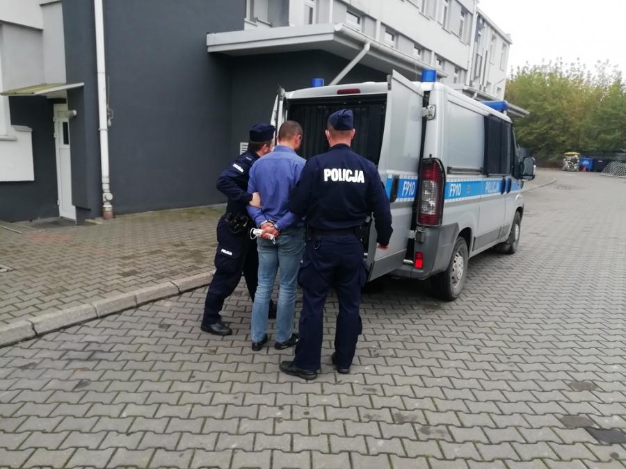 Żona składała zawiadomienie, mąż przyjechał za nią na komisariat porozmawiać