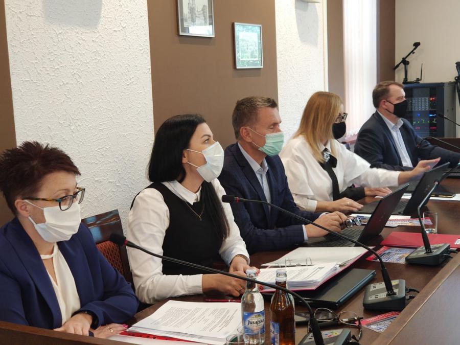 Frustracja pracowników rośnie. Pracownicy administracji zarabiają tyle co woźne