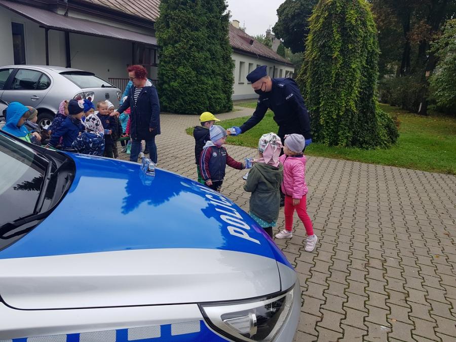 Jak przechodzić przez jezdnią, komu otworzyć drzwi: zajęcia z policjantami