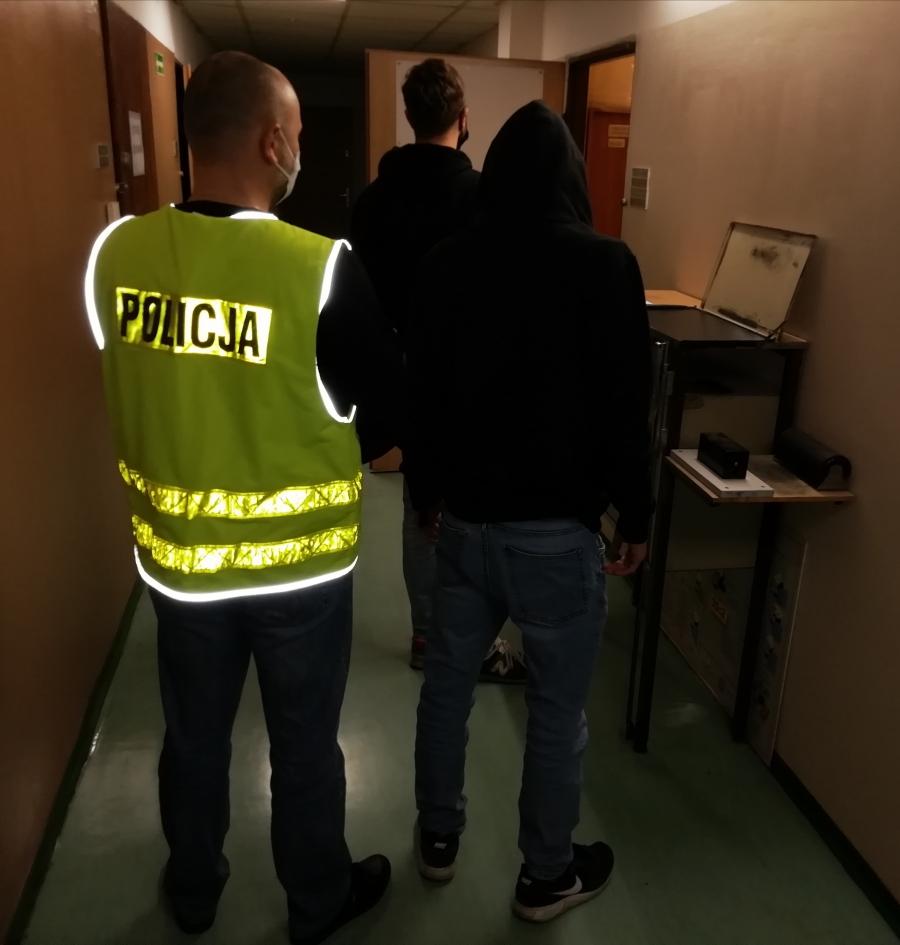 18-latek wybił szybę w zakładzie fryzjerskim. Z półobrotu. Wszystko nagrała kamera