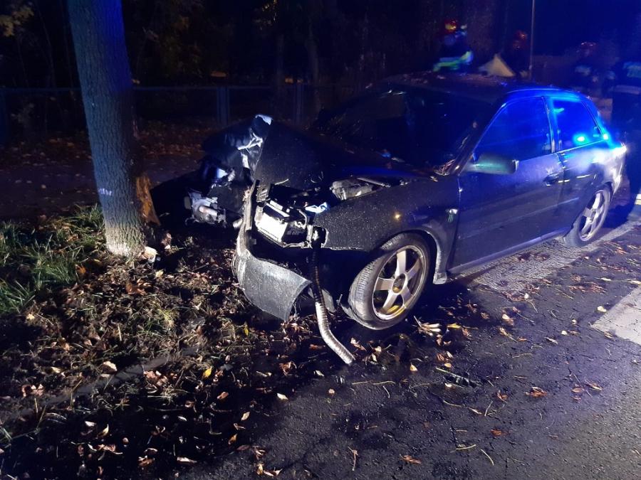 Brzeźnicka: pijany 24-latek wjechał w drzewo. Został zabrany do szpitala
