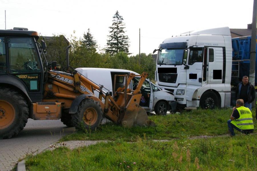 Nie ustąpił pierwszeństwa koparko-ładowarką. Fiat ją omijał, uderzył w MAN-a
