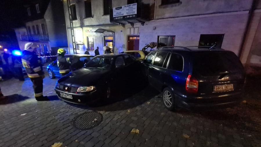 Przedbórz, ulica Kielecka: nietrzeźwy kierowca wjechał w kilka samochodów