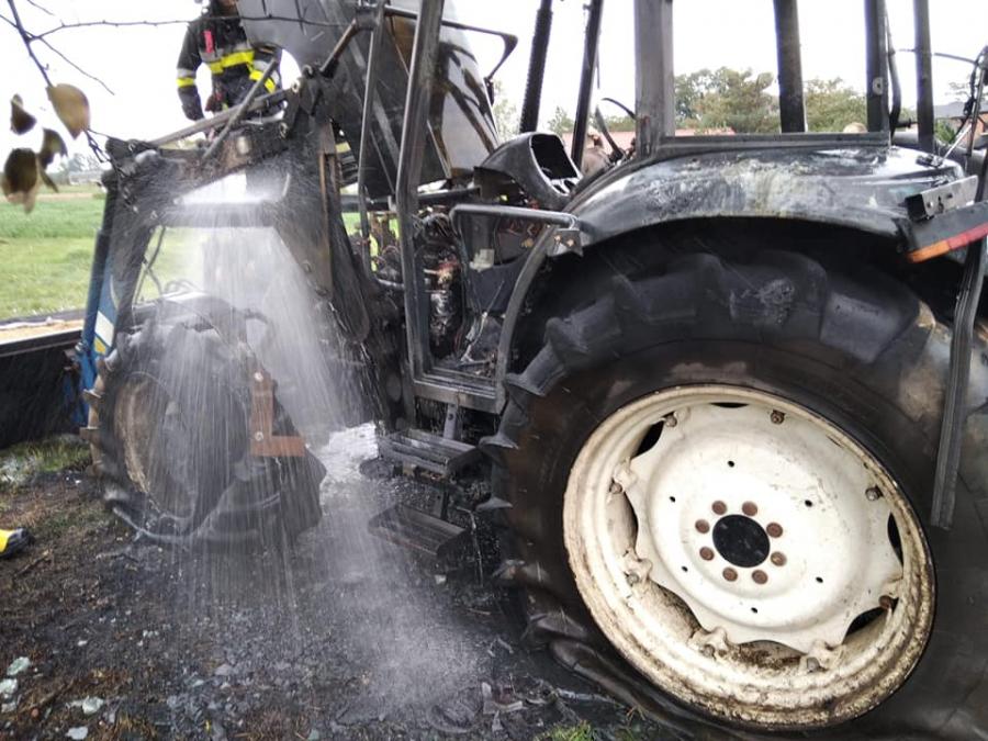 Strażacy z Radziechowic przez godzinę gasili ciągnik rolniczy
