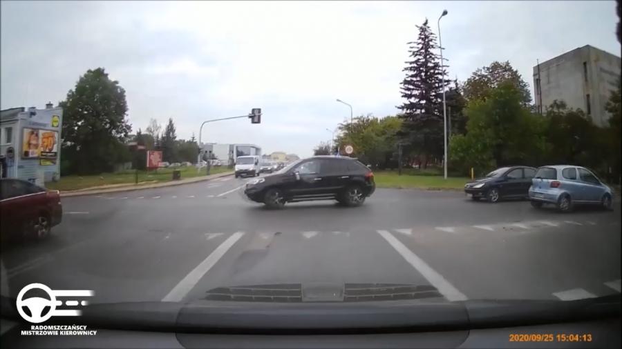 [WIDEO] Zablokować skrzyżowanie w godzinach szczytu? Bo mam zielone