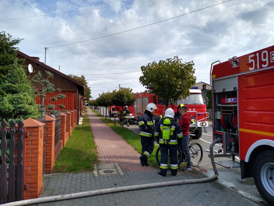 Pożar dachu domu jednorodzinnego w Gidlach. Najpierw zapaliły się sadze