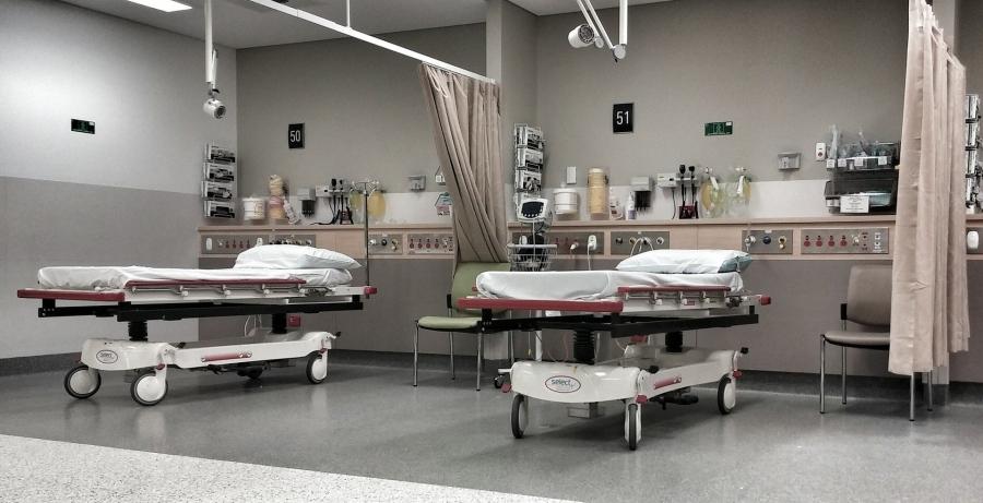 Od wczoraj przybyło w szpitalach 464 chorych na covid. Połowa łóżek zajęta